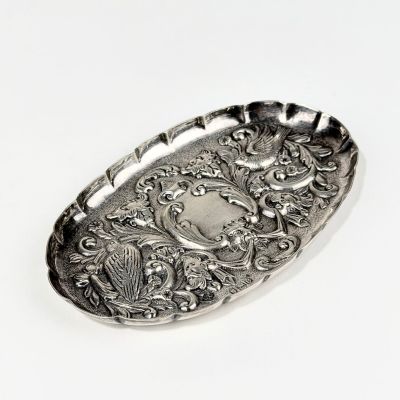 gros plan d'une plaque d'argent sur une surface blanche