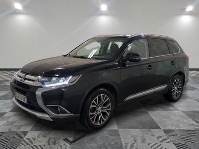 Le nouveau Mitsubishi Outlander 2019 est garé dans un showroom.