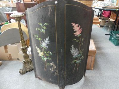 un écran noir sur lequel sont peints des fleurs et des feuilles
