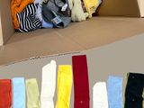 une boîte en carton remplie de vêtements et d'écharpes de toutes sortes