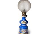 une lampe bleue posée sur une table