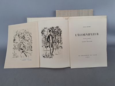 un livre ouvert posé sur une table à côté d'une pile de livres