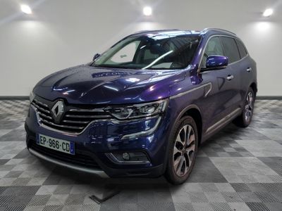 la voiture bleue est garée sur un sol en damier dans le garage