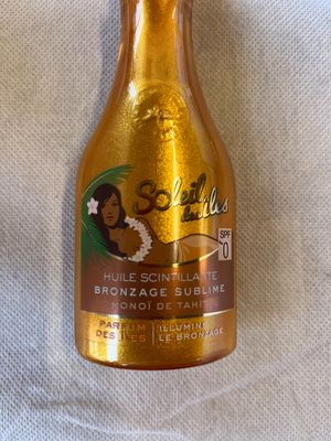 une bouteille de bière posée sur une table