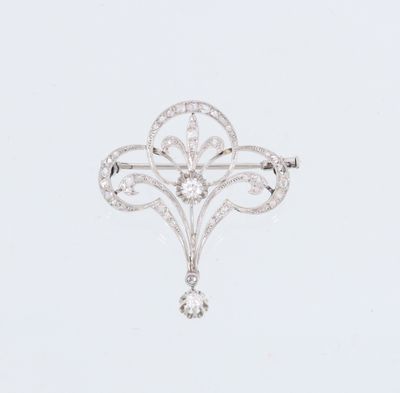 une broche Art déco en forme de diamant, en or blanc