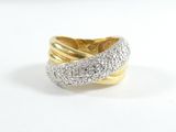 gros plan d'une bague en or et diamants sur une surface blanche