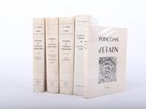 trois livres superposés sur une surface blanche