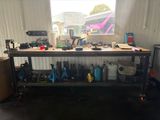 un établi dans un garage, sur lequel sont posés de nombreux outils