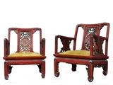 paire de chaises chinoises anciennes avec des coussins jaunes, montées sur roulettes