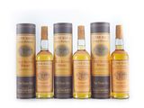 un lot de six bouteilles de whisky alignées les unes à côté des autres