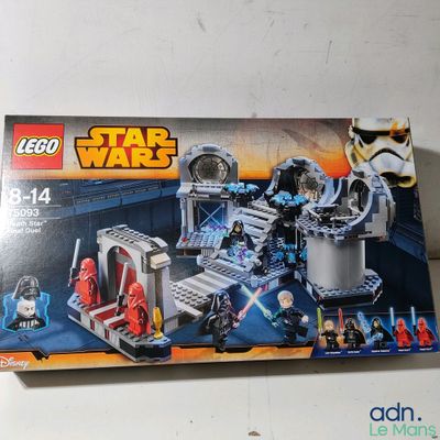 une boîte contenant un ensemble Lego Star Wars