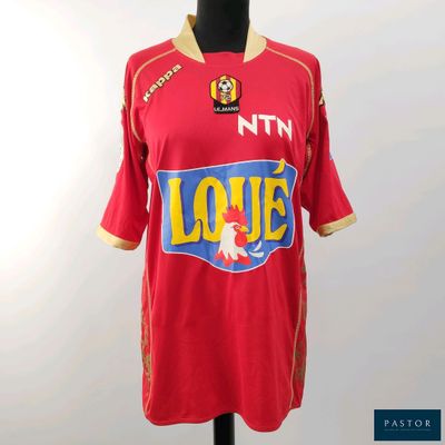 Le t-shirt est rouge et jaune, avec un logo dessus.