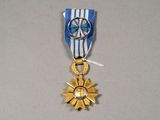 une médaille d'or ornée d'un ruban bleu et d'une étoile
