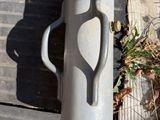 un récipient en plastique posé par terre à côté d'une planche de bois