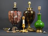 trois vases posés l'un à côté de l'autre sur une table