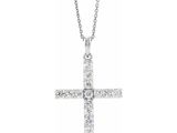 un pendentif en forme de croix en diamant, suspendu à une chaîne, sur fond blanc