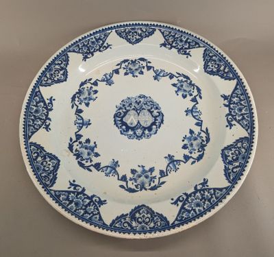 une photo d'une assiette bleue et blanche posée sur une table