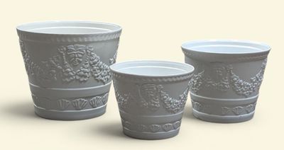 trois tasses posées les unes à côté des autres sur une table