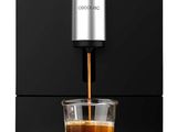 une machine à café avec une tasse de café posée devant