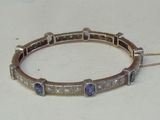 un bracelet en argent orné de pierres bleues et blanches