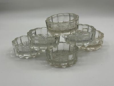six verres empilés les uns sur les autres sur une table