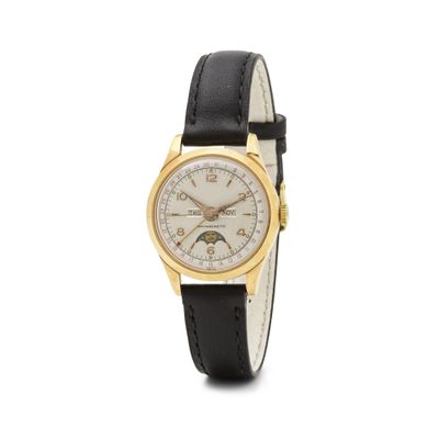 gros plan d'une montre sur fond blanc