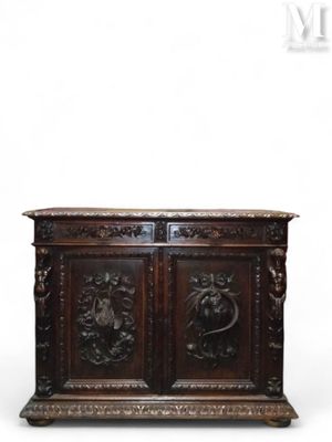 une vieille armoire en bois avec des sculptures et des gravures sur les portes