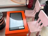 une petite table avec deux chaises et une tablette posée dessus