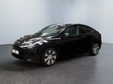 La Tesla Model X noire est garée dans une grande pièce
