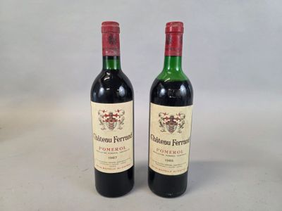 deux bouteilles de vin posées l'une à côté de l'autre sur une table