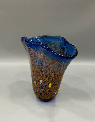 un gros plan d'un vase en verre posé sur une table