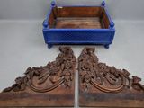paire de serre-livres anciens en bois sculpté, avec une finition peinte en bleu