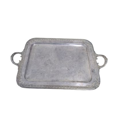 un plateau ancien en argent avec des poignées et des anses sur fond blanc