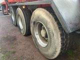 un camion garé sur le côté de la route