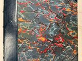 un gros plan d'un livre posé sur une table, avec une couverture en marbre