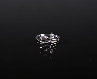 gros plan d'une bague en argent sur une surface noire