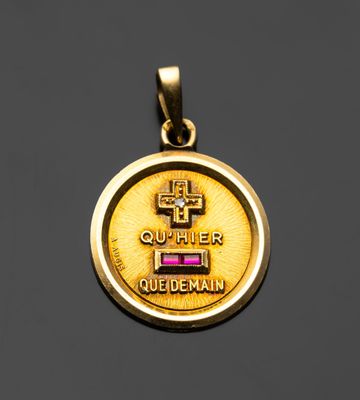 Gros plan sur un pendentif en or orné d'une croix