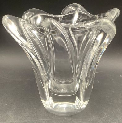 un vase en verre contenant une fleur