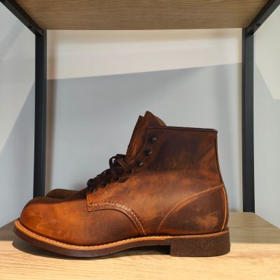 des bottes en cuir marron posées sur une étagère dans un magasin de chaussures