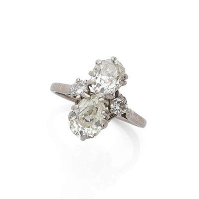 une bague à trois pierres en diamant