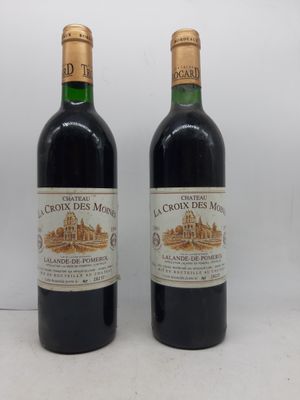 deux bouteilles de vin posées l'une à côté de l'autre sur une table