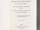 quelqu'un tient un livre ouvert à une page où figure l'image d'un cheval