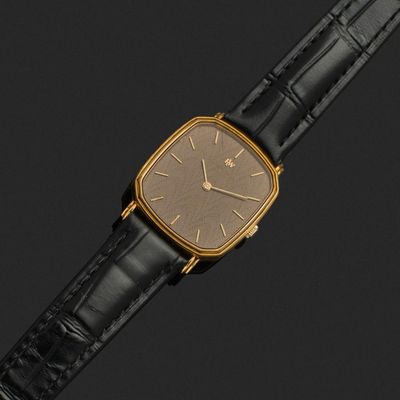 gros plan d'une montre sur une surface noire avec un fond noir