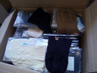 une boîte contenant beaucoup de vêtements
