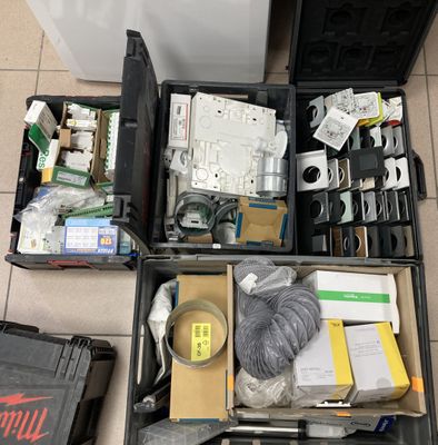 de nombreux objets dans la mallette posée par terre