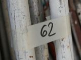 un panneau sur lequel est inscrit « 62 » sur le côté d'une clôture blanche