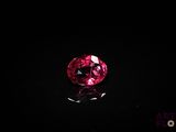 gros plan d'un diamant rose sur une surface noire