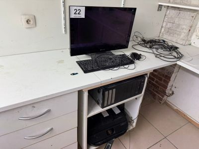 un bureau équipé d'un ordinateur et d'un clavier