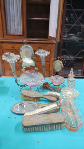 Baguier et porte-montre avec psyché, porte savon, flacon et coupe...