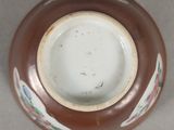 un bol marron et blanc orné d'un motif floral